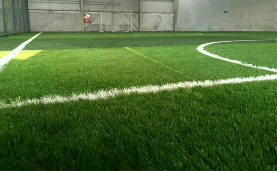保證足球場基礎(chǔ)面層有足夠的粘結(jié)強(qiáng)度