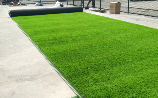 將草鋪裝在專用道并加以固定到專用場地