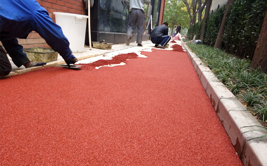 經(jīng)過塑膠彩色顆粒施工介紹，對(duì)塑膠彩色顆粒有進(jìn)一步了解