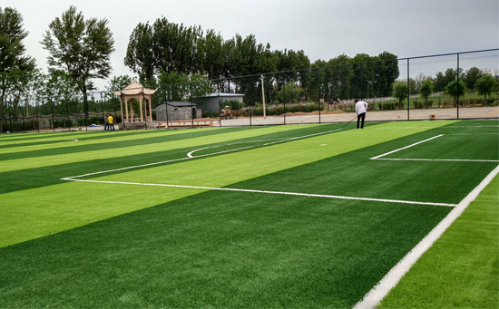 人造草坪粘接膠表干大約8成，判斷標(biāo)準(zhǔn)以不粘手為宜，