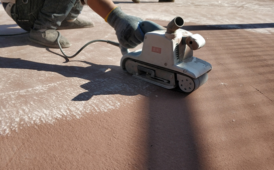 塑膠籃球場(chǎng)基層表面打磨