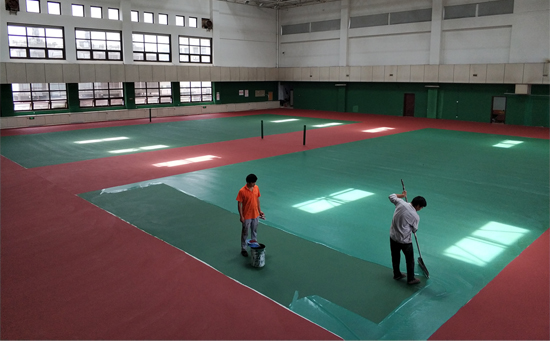 丙烯酸籃球場面層施工圖片