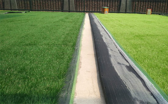 足球場(chǎng)草坪刷膠圖片