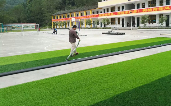 正在施工中的人造草足球場(chǎng)
