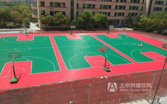 標(biāo)準(zhǔn)籃球場地板在中學(xué)操場鋪裝