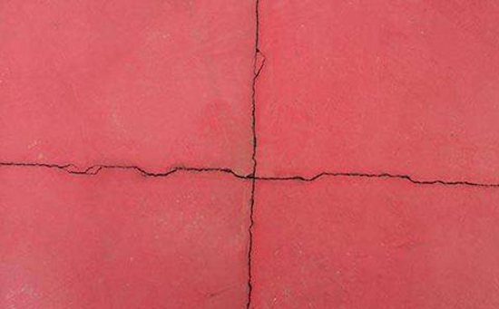 硅pu籃球場地面開裂怎么處理，裂縫解決方案有哪些？